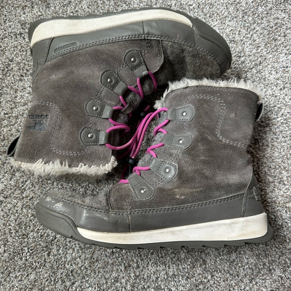 Sorel Women's Charcoal Boots with Fuchsia Laces - Picture 2 of 7